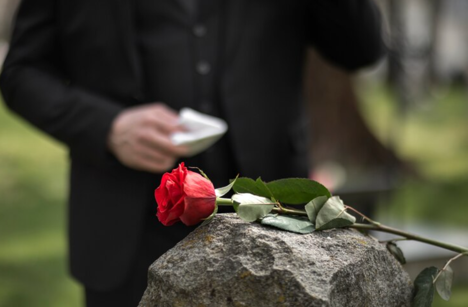 Ein bleibendes Andenken schaffen: Dienstleistungen, die nach dem Tod eines geliebten Menschen in Betracht gezogen werden sollten